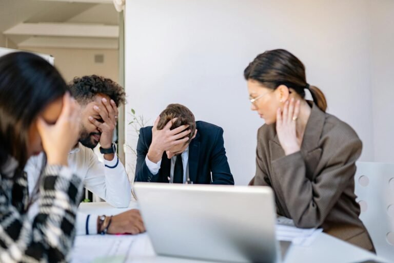 الضغط الاجتماعي وتأثيره على العلاقات اليومية